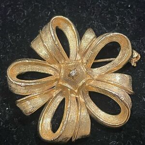 Elegant Gold Flower Brooch